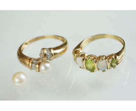 Opal and peridot five stone 9ct yellow gold ring, three graduated oval mixed cut peridot, two oval cabohcon cut precious whit