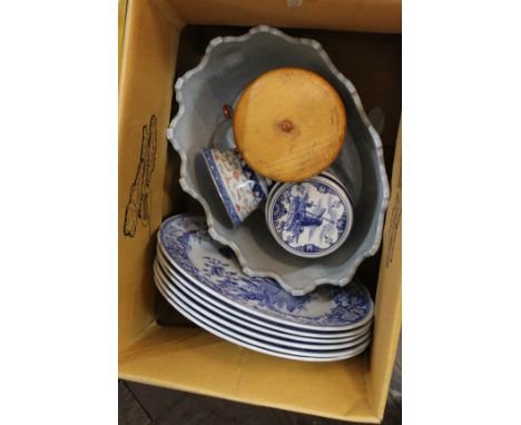 A collection of blue and white ceramics including a set of six 'The Spode Blue Room Collection' plus an oriental tea bowl