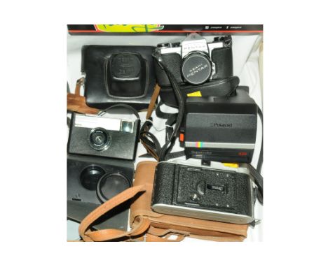 Collection of vintage cameras to include Polaroid Super Colour 635, Kodak Instamatic 233-X, Zenith etc
