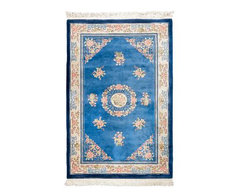 Teppich. CHINA, 277x185 cm. Der royalblaue Fond des Innenfeldes zeigt ein rundes Zentralmedaillon mit entsprechenden Eckfüllu