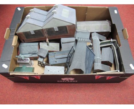 A Quantity of Bachmann and Hornby Scaledale, Resin OO gauge railway lineside buildings, including engine shields, footbridges