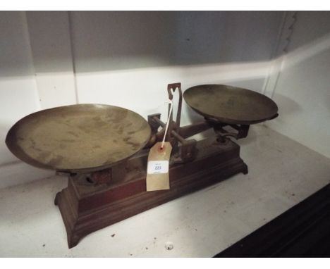A set of Porte Max cast iron and brass 5kg scales