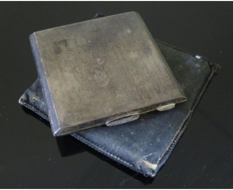 A Sterling Silver Compact with engine turned decoration, 89g gross 