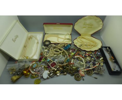 Vintage costume jewellery including faux pearl necklaces