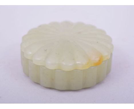 A SMALL CHINESE OR INDIAN CARVED JADE BOX AND COVER, 5cm diameter.