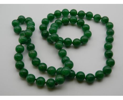 A string of jade beads. 84 cm long.