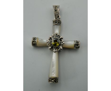 A 925 silver mother-of-pearl and peridot cross. 5 cm high.