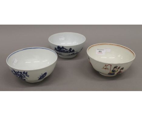 Three 18th century Worcester bowls. The largest 15.5 cm diameter.