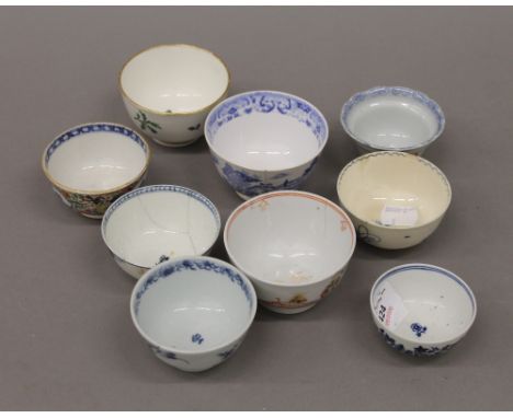 A quantity of 18th century Worcester and other tea bowls. The smallest 6.5 cm diameter.