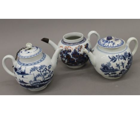 Two 18th century Worcester teapots and another possibly Liverpool. The latter 19.5 cm wide.