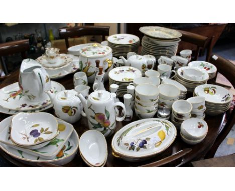 AN EXTENSIVE ROYAL WORCESTER EVESHAM PATTERN DINNER SERVICE