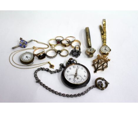 A COLLECTION OF VINTAGE WATCHES AND JEWELLERY to include an open face pocket watch, assorted dress rings, 9 carat gold brooch