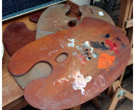 A WINDSOR AND NEWTON BEECHWOOD ARTISTS EASEL and three vintage artists palettes (4) 