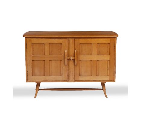 AN ERCOL LIGHT ELM PANELLED SIDEBOARD on splayed bracket feet 123cm x 82cm x 46cm 