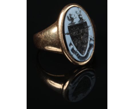 A gentleman's 18 carat gold seal ring. With carved hardstone armorial crest having Latin inscription Memor Esto (be mindful),