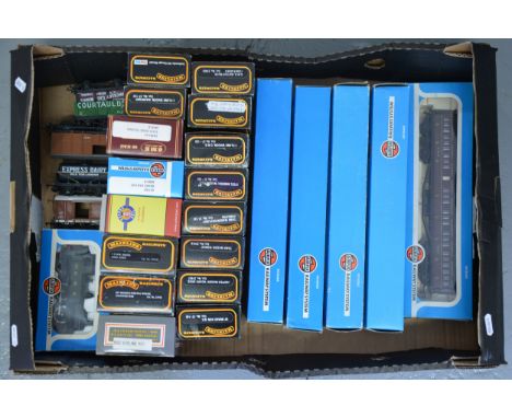 Airfix and Mainline OO gauge model railways; a collection including Airfix 54152-7 0-4-2 1400 class tank GWR locomotive, boxe