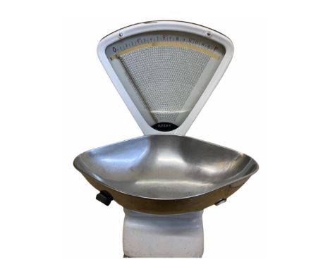 Vintage white enamel Avery scales to weight 14lb.Condition ReportSome wear to enamel.