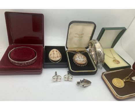Various items of mainly silver jewellery including two silver bangles, cameo pendant with silver surround, cameo brooch , hal