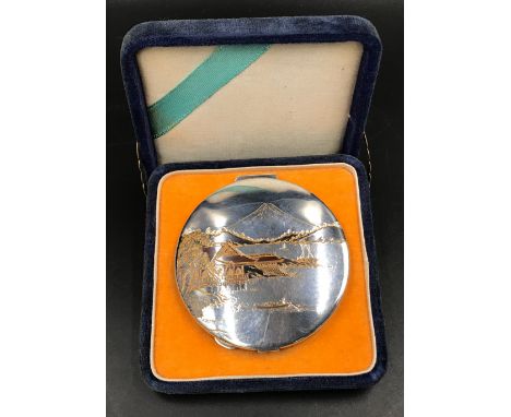 A mirrored compact marked "SILVER" with velvet case and Japanese mountain lake scene of Mount Fuji. 8cms d. Total weight 100g
