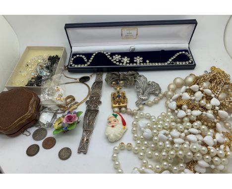 Costume jewellery to include a silver filigree bracelet, brooches and a vintage leather jewellery box etc.Condition ReportMai