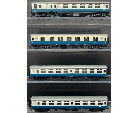4 OO gauge Bachmann BR Blue/Grey coaches(400g)Bachmann Branchline 39-050D Mk1 SO second open M4243 in BR blue and grey (2)Bac