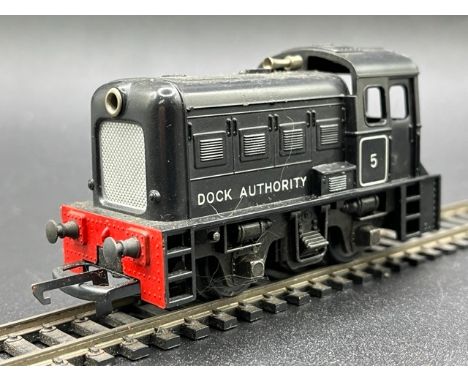 Triang R253 Dock Authority #5 Shunter in Black - Tested Non Runner(300g). Condition Report: - Locomotive - Fair