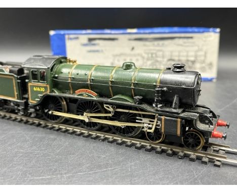 Kit-built OO gauge LNER Class B17 Footballer 4-6-0 61630 Tottenham Hotspur in Green lined livery Early emblem Steam locomotiv