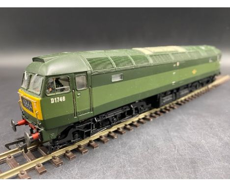 Bachmann Branchline 32-801DS Class 47 D1746 in BR Two Tone Green with Half Yellow Ends & Four Digit Headcode (DCC Sound Fitte