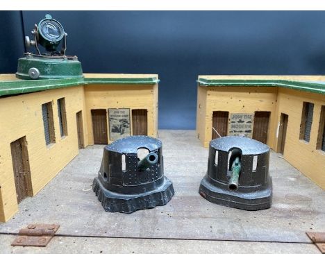 Wooden Barracks & Astra Anti Aircraft Guns & Search Light. (4200g).2 x Astra Anti aircraft guns1 x Astra Search LightBarracks