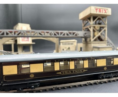 Trix Twin Model Railway collection of Locomotives (3) 2-car Railcar (1) Rolling stock (14) and interesting trackside accessor