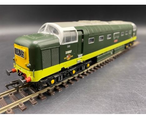 Bachmann Branchline 32-525DS Class 55 Deltic D9007 'Pinza' in BR Two Tone Green (DCC Sound Fitted) - Tested Runner with light
