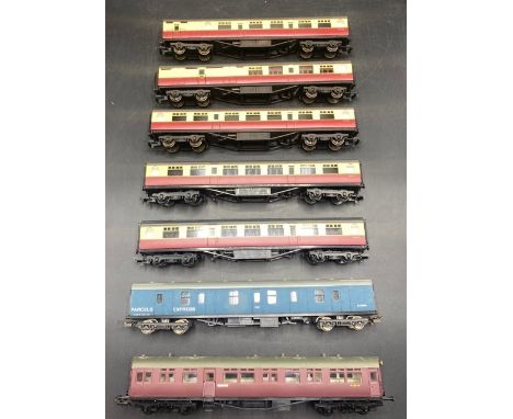 7 OO gauge coaches from Bachmann (5), Airfix and Lima(1600g)Bachmann Branchline 34-375 63ft Thompson 2nd Class Corridor Coach
