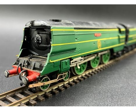 Appearing modified to create Battle of Britain Class 4-6-2 21C166 "Spitfire" in SR malachite green - Tested slow Runner(500g)