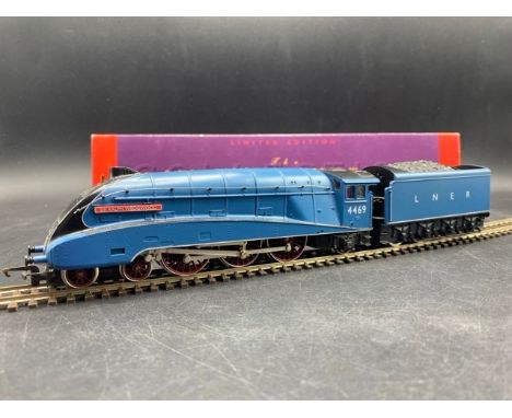 Hornby R328 Class A4 4-6-2 4469 'Sir Ralph Wedgewood' in LNER Garter Blue -  Non Runner(600g). Condition Report: - Locomotive