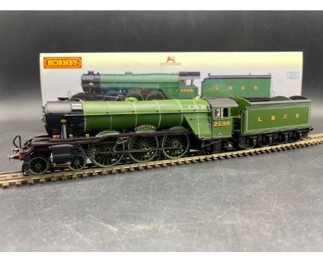 Hornby R3132 Class A3 4-6-2 2599 "Book Law" in LNER apple green - Tested Runner(700g). Condition Report: - Locomotive - Very 