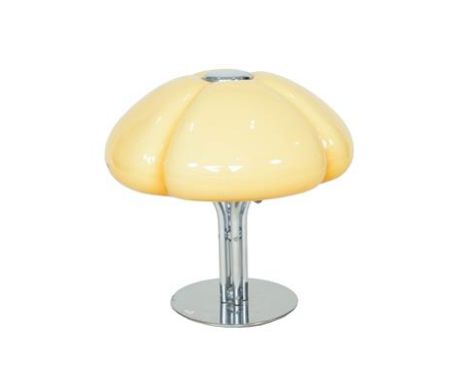A Harvey Guzzini Quadrifoglio Table Lamp, designed in 1968, polished chrome circular base and four chrome stems support a mou