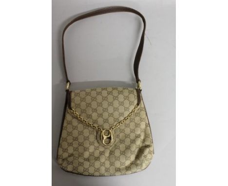 A GUCCI BEIGE SHOULDER BAG with chain.