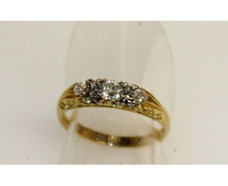 AN 18CT YELLOW GOLD OLD CUT THREE STONE RING.