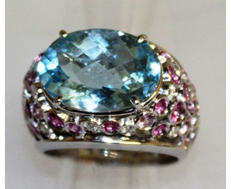 A BLUE TOPAZ, PINK SAPPHIRE AND DIAMOND BOMBAY RING, set in 18ct yellow gold.
