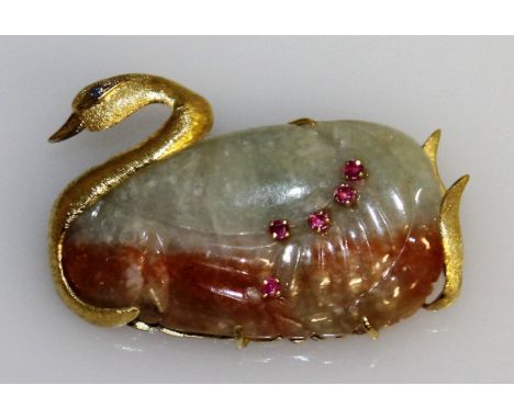 A VERY GOOD CARVED JADE, GOLD AND SAPPHIRE "SWAN" BROOCH.