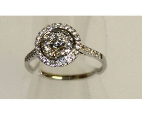 A SUPERB ROUND DIAMOND SET RING WITH DIAMOND SURROUND, SET IN 18CT WHITE GOLD.