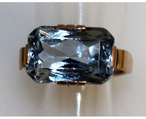 A SYNTHETIC BLUE SPINEL SOLITAIRE RING, 11 carats, set in 9ct yellow gold.