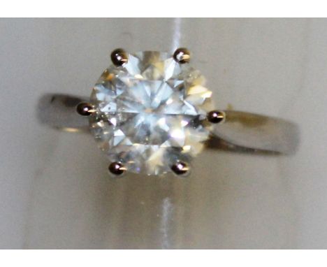 A VERY GOOD SOLITAIRE DIAMOND RING, 3.1cts, set in 18ct white gold. Colour H-J.