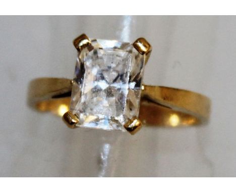 A GOLD MOUNTED SOLITAIRE RING.