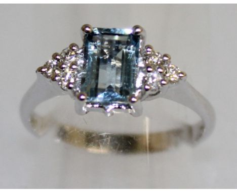 AN AQUAMARINE AND DIAMOND CLUSTER RING, set in 18ct white gold.