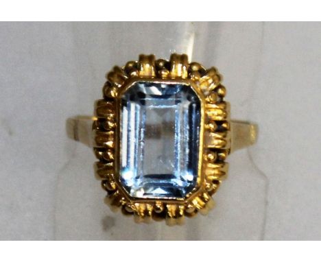 A 14CT YELLOW GOLD AQUAMARINE RING.