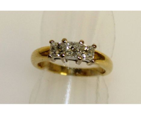 A GOOD 18CT YELLOW GOLD THREE STONE DIAMOND RING, G colour.