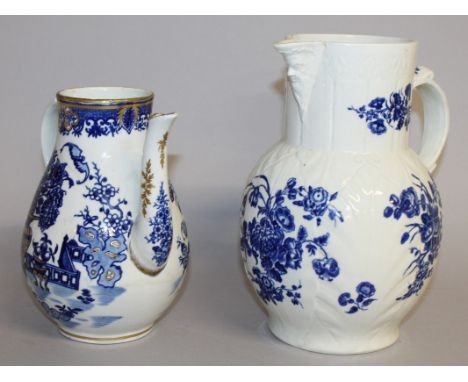 AN 18TH CENTURY WORCESTER MASK JUG decorated with under-glaze blue flowers, a Worcester coffee pot, a Jabberwoky saucer dish,