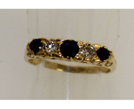 AN 18CT YELLOW GOLD SAPPHIRE AND DIAMOND RING.