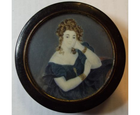 A snuff box, the cover inset a portrait of a seated lady, 8 cm diameter
